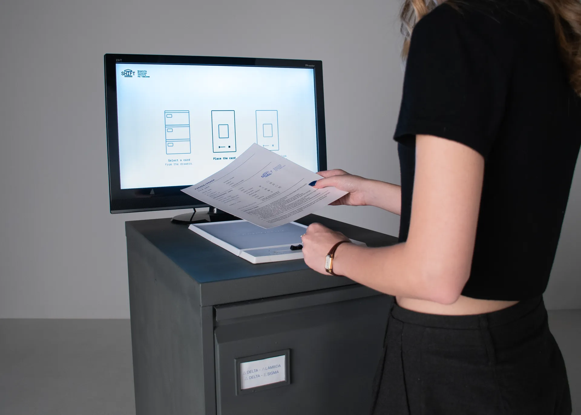 Girl putting a sheet on the Quantum Logo Comparator